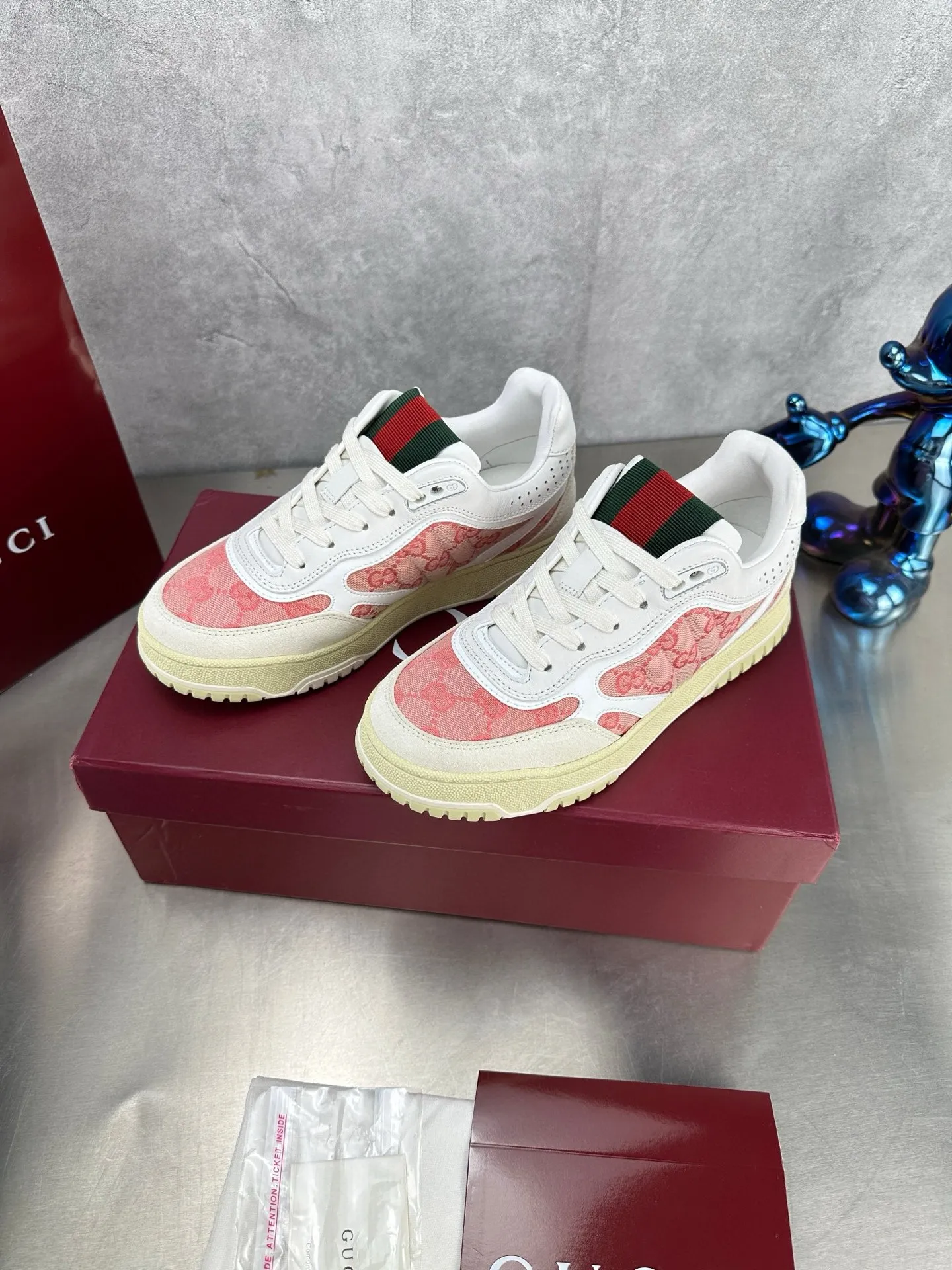 Factory price: 640💰The top version of Gucci Gucci's latest hot-selling couple's sneaker series is shipped. The original version is purchased, developed and manufactured. This high-low top sneaker adopts a basketball-style silhouette design, cleverly incorporating hollow panels and distressed effects, showing its unique ingenuity. The ingenuity incorporates brand logo details such as interlocking Double G styling accessories and Gucci lettering, a low-key tribute to the brand's design heritage. Exquisite packaging at the delivery counter 🛍📦 ▪️ Fabric: Original customized imported first-layer cowhide ▪️ Inner lining: Imported first-layer cowhide ▪️ Sole: Original molded TPU sole ▪️ Sole thickness: 3cm ▪️ Size: Women's 35-41 Men's 38-45 (Female 41, Men 38 45 customized) ▪️ p